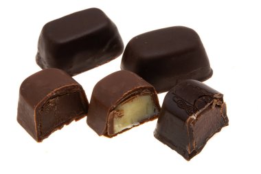 Beyaz arkaplanda izole edilmiş çikolata şekeri 