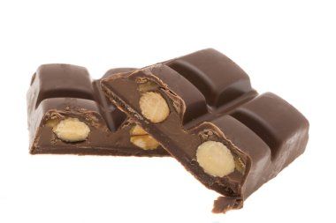 Beyaz arka planda fındıklı çikolata 