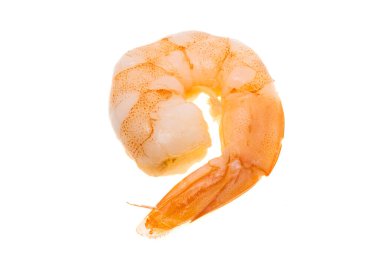 Kaynamış karides beyaz arkaplanda izole edildi 