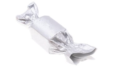 Beyaz arka planda izole edilmiş ambalajda çikolata şekeri 