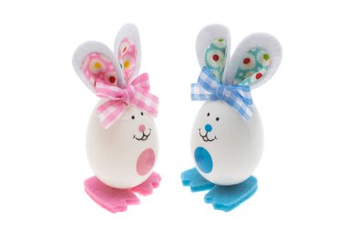 Paskalya yumurtası beyaz arkaplanda izole