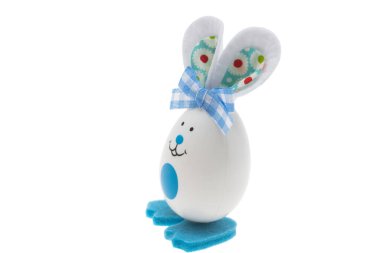 Paskalya yumurtası beyaz arkaplanda izole