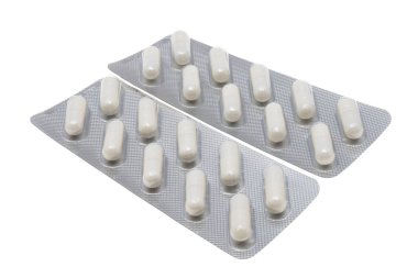 Kapsüllerdeki ilaçlar beyaz arkaplanda izole edilmiş 