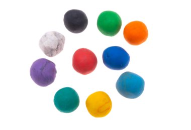 beyaz arkaplanda izole edilmiş renkli plastikler 