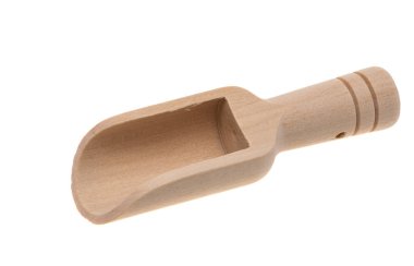 Beyaz arka planda izole edilmiş baharatlar için ahşap kaşık 