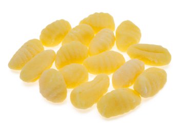Patates gnocchi beyaz arka planda izole 