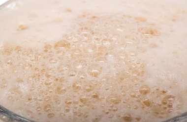 Koyu renkli bira köpüğünün arkaplanı 