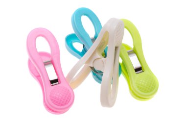 Mandallar beyaz arkaplanda izole edildi 