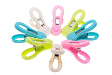 Mandallar beyaz arkaplanda izole edildi 