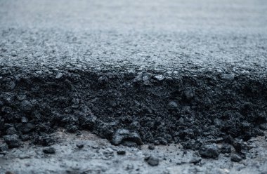 Taze asfaltlı asfalt yolun tamiri 