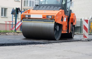 Taze asfaltlı asfalt yolun tamiri 