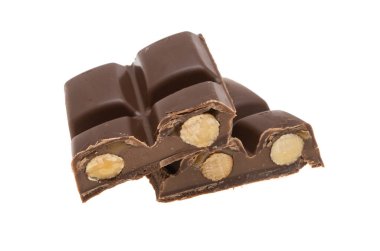 Beyaz arka planda fındıklı çikolata 