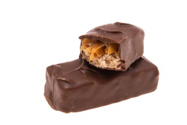 Fındıklı çikolata ve beyaz arka planda karamel. 