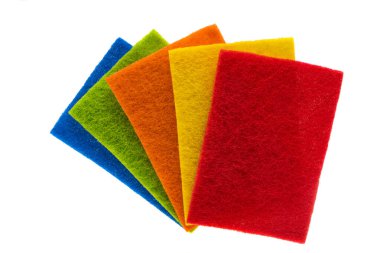 Beyaz arkaplanda izole edilmiş temizlik için renkli temizleme bezleri