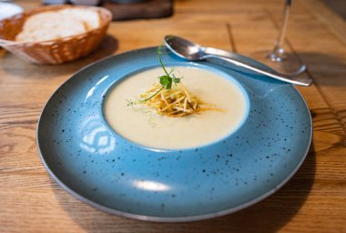 Öğle yemeğinde restoranda püre çorbası. 