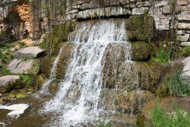 Baharda kayalıkları olan güzel bir şelale. 