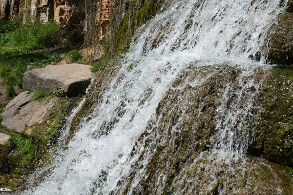 Hermosa Cascada Con Acantilados Primavera —  Fotos de Stock