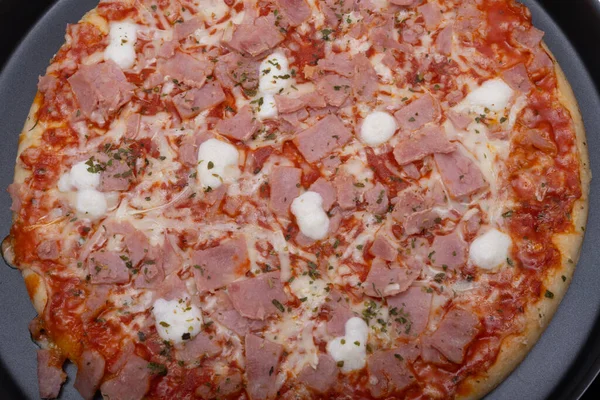 Pizza Italiana Aislada Sobre Fondo Blanco — Foto de Stock