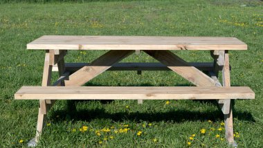 Çayırda bankları olan ahşap masa. 