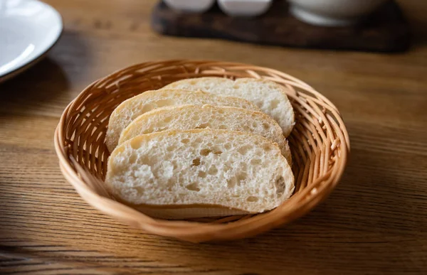 Brood Een Rieten Mandje Tafel — Stockfoto