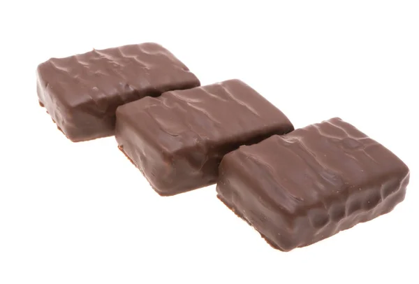 带有焦糖和坚果的巧克力糖果 背景为白色 — 图库照片