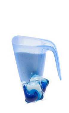 çamaşır kapsülleri beyaz arkaplanda izole 