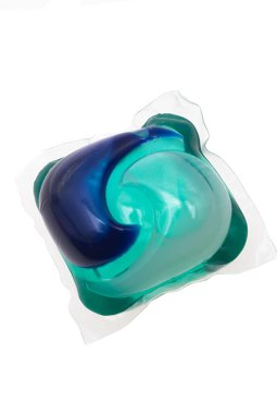 çamaşır kapsülleri beyaz arkaplanda izole 