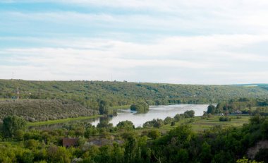 Moldova ile Ukrayna sınırındaki Dinyester Nehri 'nin bahar manzarası 