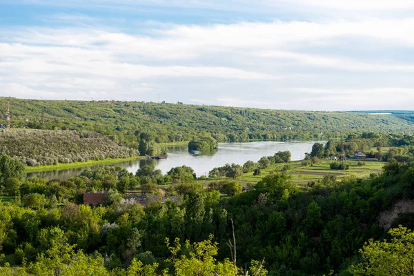 モルドバとウクライナの国境にあるドニエスター川の春の風景 — ストック写真