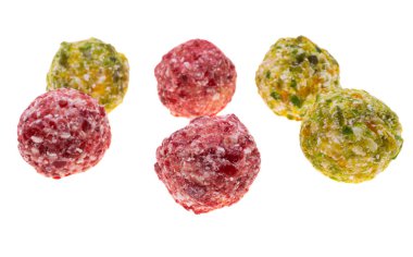 Beyaz arkaplanda izole edilmiş karamel trüf mantarları 