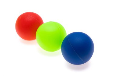 Beyaz arkaplanda izole edilmiş tenis topları 