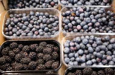 Mağazada yabanmersini satılıyor. 