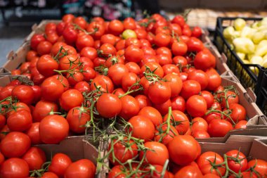 Domatesler dükkanda satılıyor. 