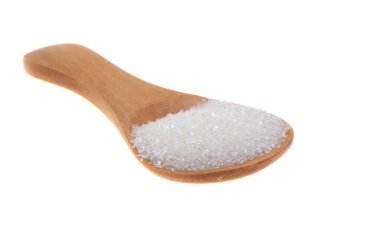 Beyaz arka planda izole edilmiş baharatlar için ahşap kaşık 