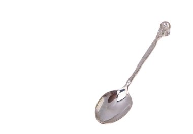 Beyaz arkaplanda izole edilmiş gümüş kaşık 