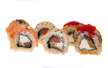 Suşi beyaz arkaplanda izole edildi 