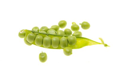 Beyaz arkaplanda yeşil bezelyeler izole 