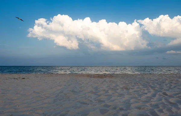 Bulutlu Bir Günde Deniz Manzarası — Stok fotoğraf