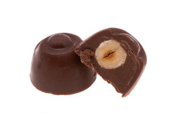 Beyaz arka planda fındıklı çikolata şekeri 