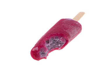 Meyve suyunda dondurma, beyaz arka planda izole edilmiş.