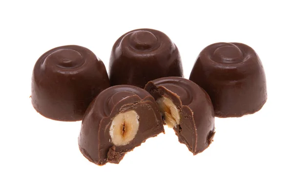 Caramelo Chocolate Con Avellanas Aisladas Sobre Fondo Blanco — Foto de Stock