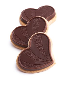 Beyaz arka planda izole edilmiş çikolatalı kurabiye kalbi. 