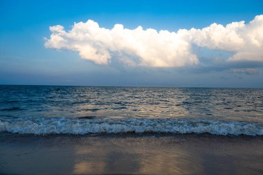 Denizde güzel bir gün batımı 