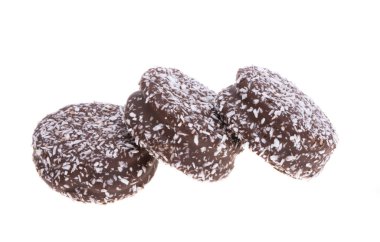 Beyaz arka planda izole edilmiş hindistan cevizli kurabiyeler.