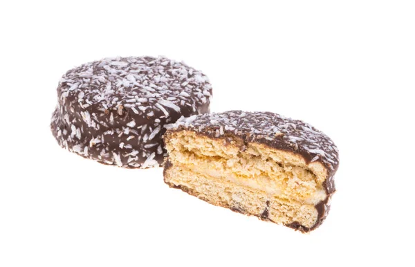 白い背景にココナッツフレークでチョコレートクッキー — ストック写真