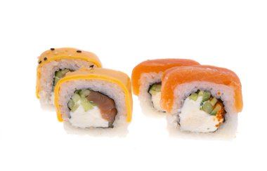 Suşi beyaz arkaplanda izole edildi 
