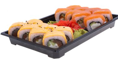 Suşi beyaz arkaplanda izole edildi 