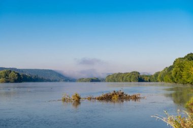Sabah erkenden Dinyester nehrinin üzerinde 