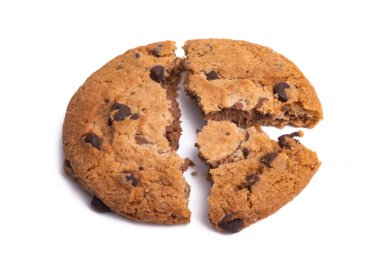 Beyaz arka planda çikolatalı kurabiyeler 