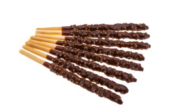 Beyaz arka plan üzerinde izole çikolata bisküvi sopa 